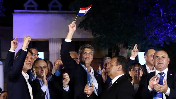 رئيس الوزراء أندريه بلينكوفيتش يرفع علم بلاده بعد فوز حزبه في الانتخابات البرلمانية - سبوتنيك عربي