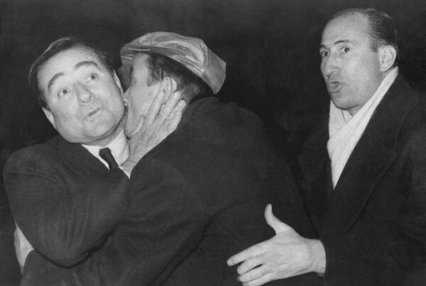 مؤيد مجهول يعانق ويقبّل رئيس الوزراء التركي عدنان مندريس في اسطنبول، تركيا 26 فبراير 1959 - سبوتنيك عربي