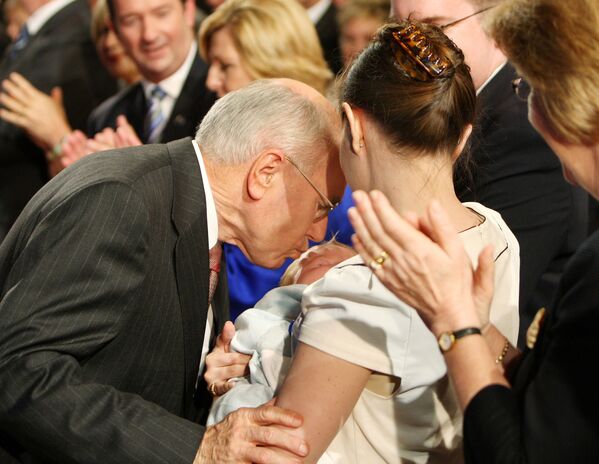 رئيس الوزراء الأسترالي جون هوارد وعائلته، يقبل رأس حفيده الصغير في بريزبن، أستراليا عام 2007 - سبوتنيك عربي