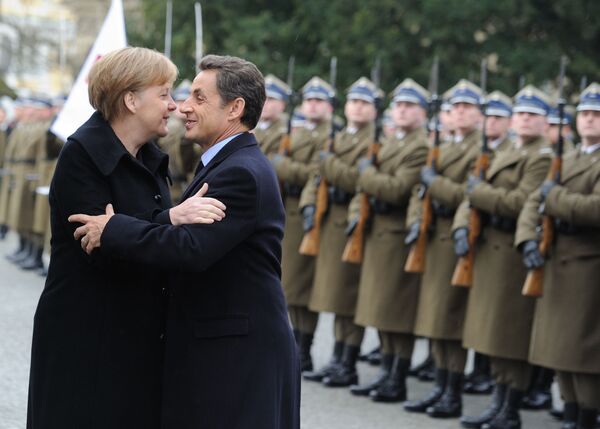 المستشارة الألمانية أنجيلا ميركل والرئيس الفرنسي نيكولا ساركوزي يلقيان التحية على بعضهما البعض ويتعانقان قبل قمة ويمار الثلاثية في بولندا، 7 فبراير 2011 - سبوتنيك عربي