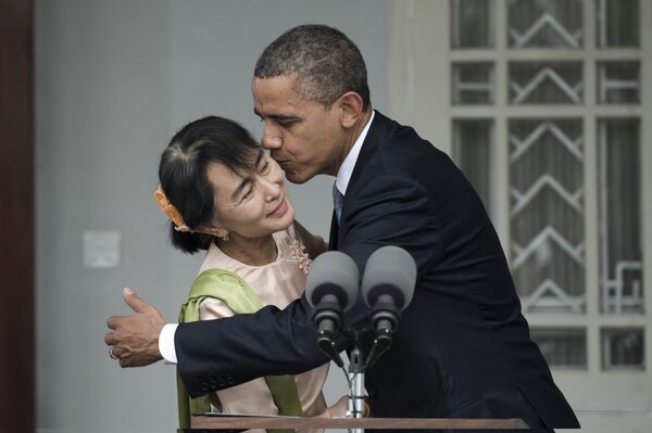 الرئيس الأمريكي باراك أوباما يقبل زعيمة الحزب الديمقراطي لميانمار أون سان سو تشي خلال مؤتمر صحفي في يانغون، ميانمار 19 نوفمبر 2012 - سبوتنيك عربي