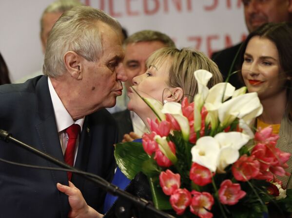 السياسي ميلوس زيمان يقبل زوجته بعد إعلان فوزه في الانتخابات الرئاسية التشيكية في براغ، التشيك 27 يناير 2018 - سبوتنيك عربي