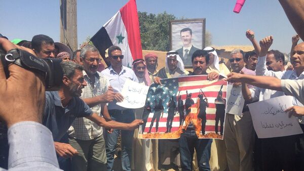 أهالي قرية طرطب شرقي سوريا يحرقون الأعلام الأمريكية - سبوتنيك عربي