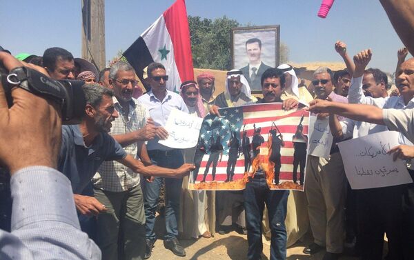 أهالي قرية طرطب شرقي سوريا يحرقون الأعلام الأمريكية - سبوتنيك عربي