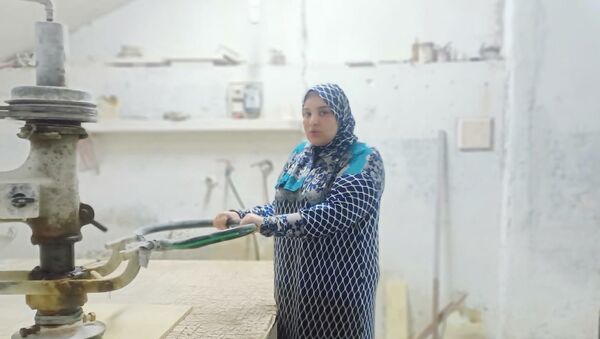 صحفية ومحاسبة... مصريتان تعملان في  صناعة الرخام في مصر بعد وفاة والدهما - سبوتنيك عربي